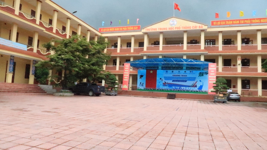 Là trường huyện đảo nhưng THPT Cát Bà có sơ sở vật chất khang trang, sạch đẹp.