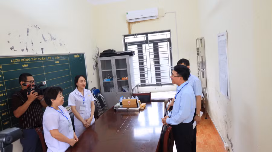 Ông Lê Khắc Nam- Phó Chủ tịch UBND TP động viên lực lượng y tế làm nhiệm vụ tại điểm thi.