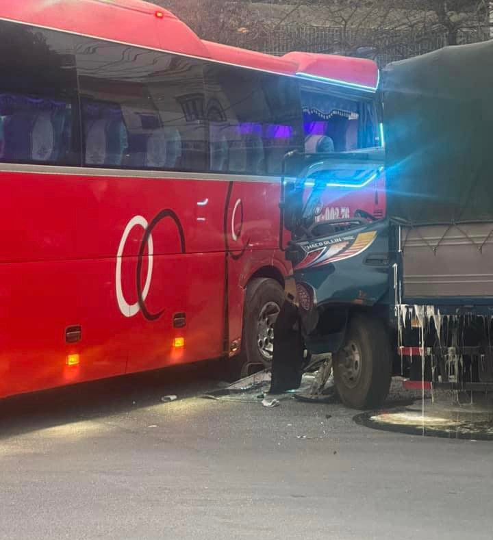 Xe tải đâm vào phía sau xe chở học sinh đi trải nghiệm. Xe tải đâm vào phía sau xe chở học sinh đi trải nghiệm.