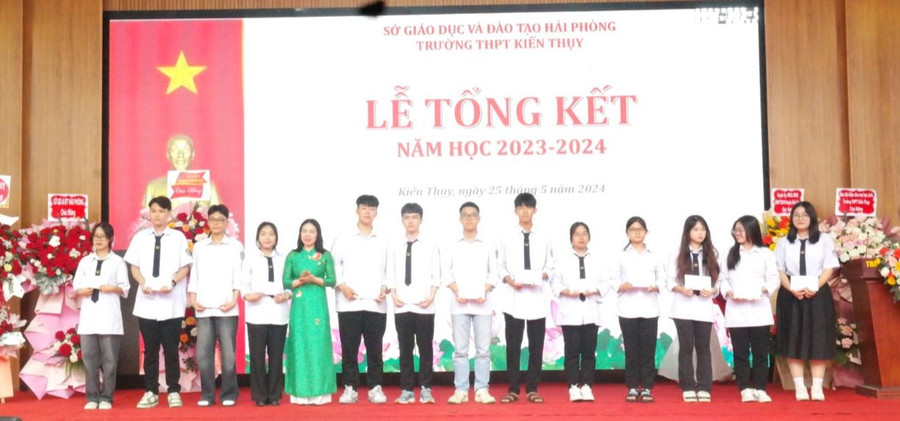 Nhân dịp tổng kết năm học, lãnh đạo nhà trường tặng khen học sinh đạt thành tích cao trong năm học. Nhân dịp tổng kết năm học, lãnh đạo nhà trường tặng khen học sinh đạt thành tích cao trong năm học.