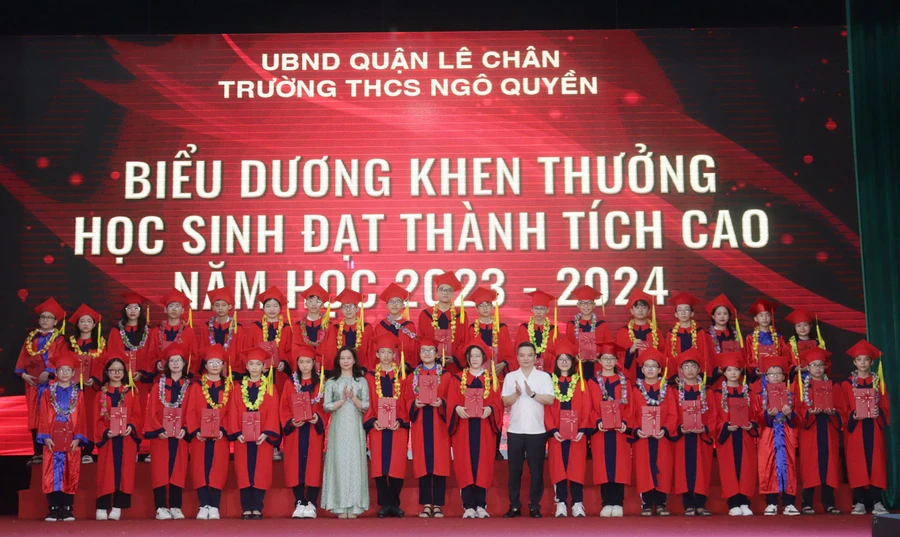 Thầy trò Trường THCS Ngô Quyền phấn khởi trước thành tích đã đạt được.