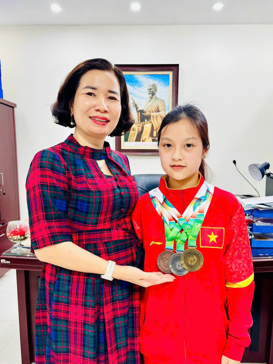 Cô trò Trường THCS Hoàng Diệu, quận Lê Chân, TP Hải Phòng phấn khởi với thành tích tại Hội khỏe Phù Đổng toàn quốc khu vực 2 tại Thái Nguyên. Cô trò Trường THCS Hoàng Diệu, quận Lê Chân, TP Hải Phòng phấn khởi với thành tích tại Hội khỏe Phù Đổng toàn quốc khu vực 2 tại Thái Nguyên.