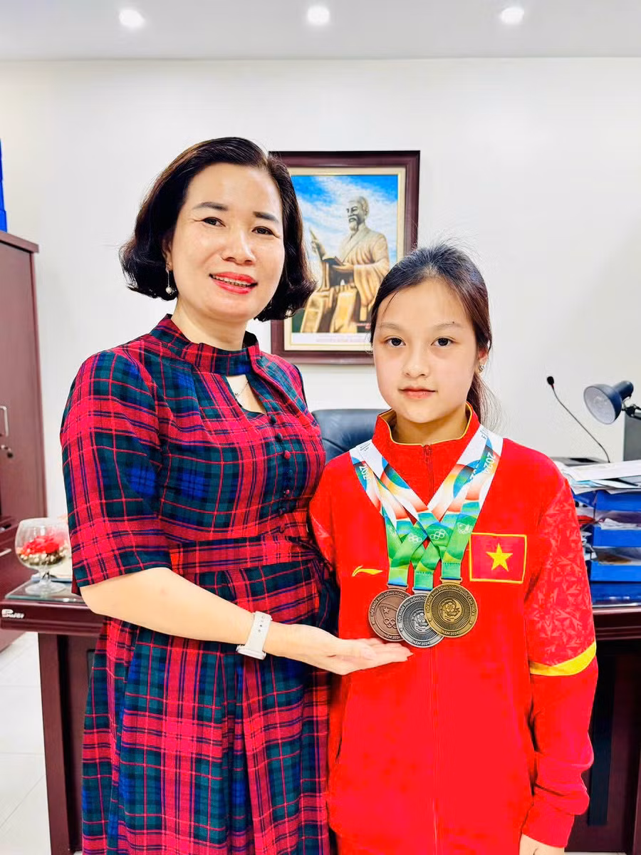 Cô trò Trường THCS Hoàng Diệu, quận Lê Chân, TP Hải Phòng phấn khởi với thành tích tại Hội khỏe Phù Đổng toàn quốc khu vực 2 tại Thái Nguyên.