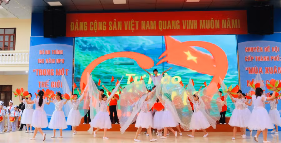 Chương trình văn nghệ chào mừng lễ phát động cuộc thi.