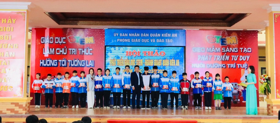 Đại diện nhà tài trợ trao quà cho học sinh quận Kiến An. Đại diện nhà tài trợ trao quà cho học sinh quận Kiến An.