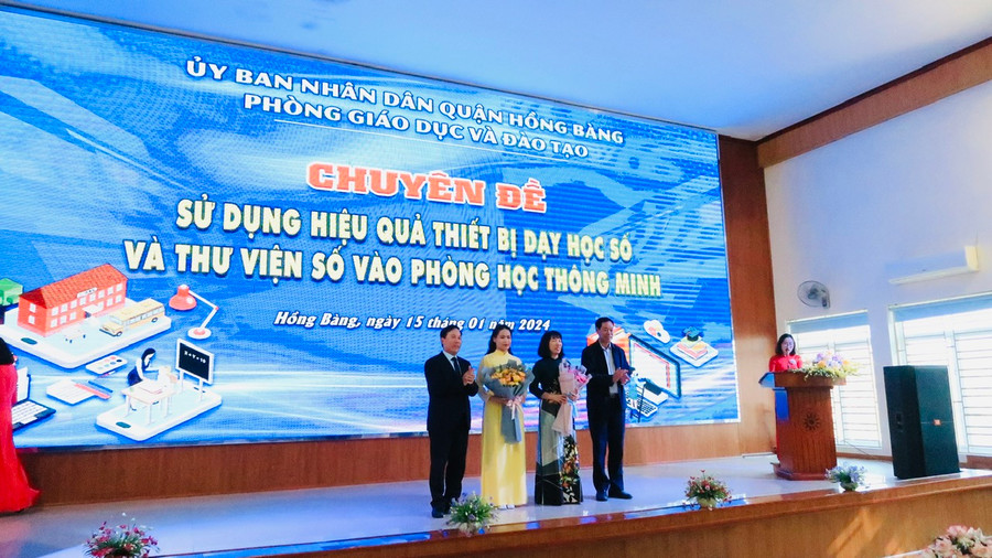 Lãnh đạo Sở GD&amp;ĐT, quận Hồng Bàng tặng hoa Hiệu trưởng và cô giáo Trường Tiểu học Đinh Tiên Hoàng.