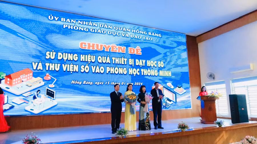 Lãnh đạo Sở GD&amp;ĐT, quận Hồng Bàng tặng hoa Hiệu trưởng và cô giáo Trường Tiểu học Đinh Tiên Hoàng.