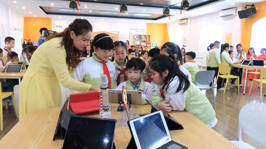 Cô trò cùng tương tác qua thiết bị dạy học thông minh.