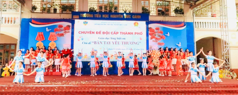 Chương trình văn nghệ trong chuyên đề.