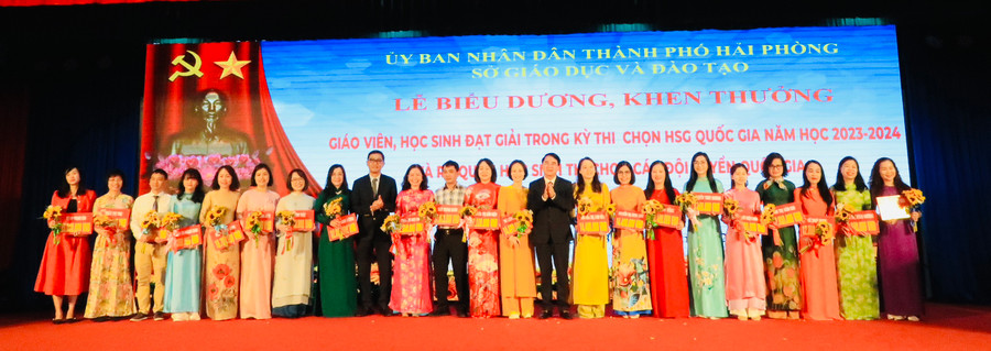 Lãnh đạo TP biểu dương, khen thưởng giáo viên có học sinh đạt giải. Lãnh đạo TP biểu dương, khen thưởng giáo viên có học sinh đạt giải.
