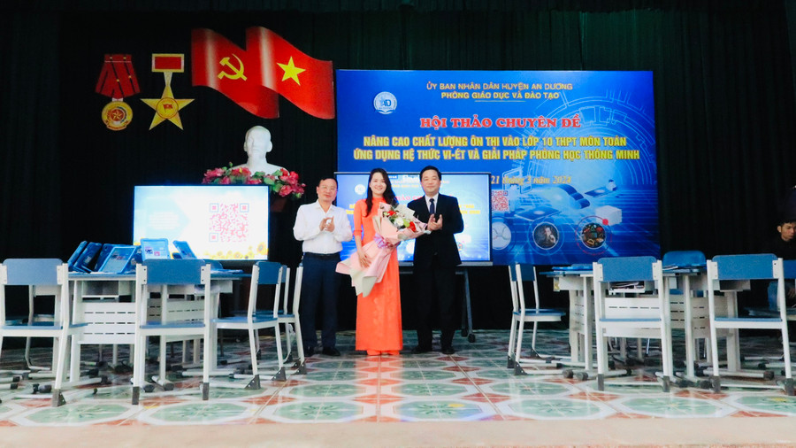 Lãnh đạo Phòng GD&ĐT, Phòng Văn hoá Thông tin huyện An Dương tặng hoa giáo viên. Lãnh đạo Phòng GD&ĐT, Phòng Văn hoá Thông tin huyện An Dương tặng hoa giáo viên.