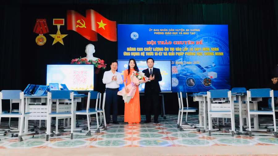 Lãnh đạo Phòng GD&amp;ĐT, Phòng Văn hoá Thông tin huyện An Dương tặng hoa giáo viên.