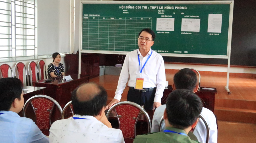 Phó Chủ tịch Lê Khắc Nam phát biểu chỉ đạo công tác thi tại Điểm thi Trường THPT Lê Hồng Phong. Phó Chủ tịch Lê Khắc Nam phát biểu chỉ đạo công tác thi tại Điểm thi Trường THPT Lê Hồng Phong.