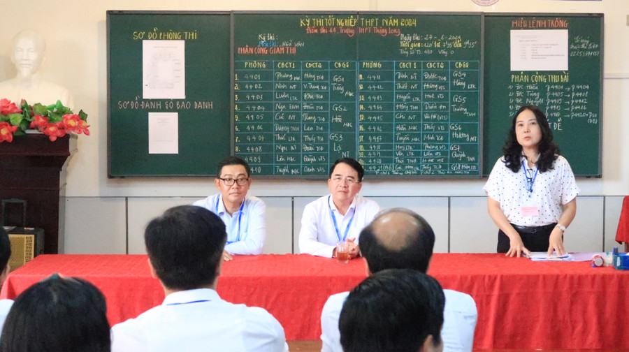 Điểm trưởng Điểm thi Trường THPT Thăng Long báo cáo Đoàn kiểm tra về tình hình coi thi. Điểm trưởng Điểm thi Trường THPT Thăng Long báo cáo Đoàn kiểm tra về tình hình coi thi.