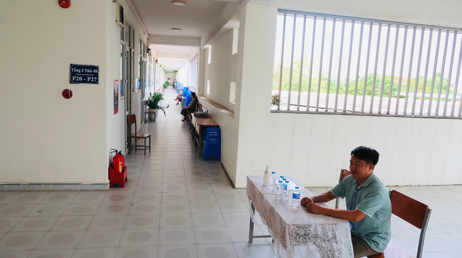 Quang cảnh hành lang khu vực thi. Quang cảnh hành lang khu vực thi.