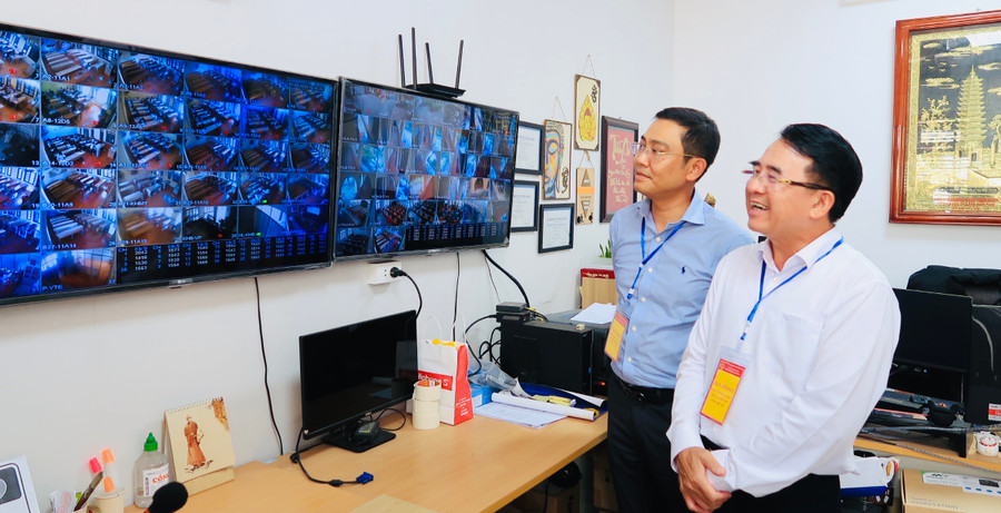 Lãnh đạo thành phố kiểm tra công tác chuẩn bị chấm thi tuyển sinh vào lớp 10 tại Trường THPT Thái Phiên. Lãnh đạo thành phố kiểm tra công tác chuẩn bị chấm thi tuyển sinh vào lớp 10 tại Trường THPT Thái Phiên.