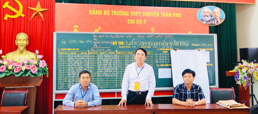 Ông Lê Khắc Nam- Phó Chủ tịch UBND TP Hải Phòng kiểm tra công tác coi thi tại Hội đồng thi Trường THPT chuyên Trần Phú. Ông Lê Khắc Nam- Phó Chủ tịch UBND TP Hải Phòng kiểm tra công tác coi thi tại Hội đồng thi Trường THPT chuyên Trần Phú.