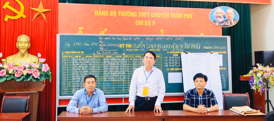 Ông Lê Khắc Nam- Phó Chủ tịch UBND TP Hải Phòng kiểm tra công tác coi thi tại Hội đồng thi Trường THPT chuyên Trần Phú.