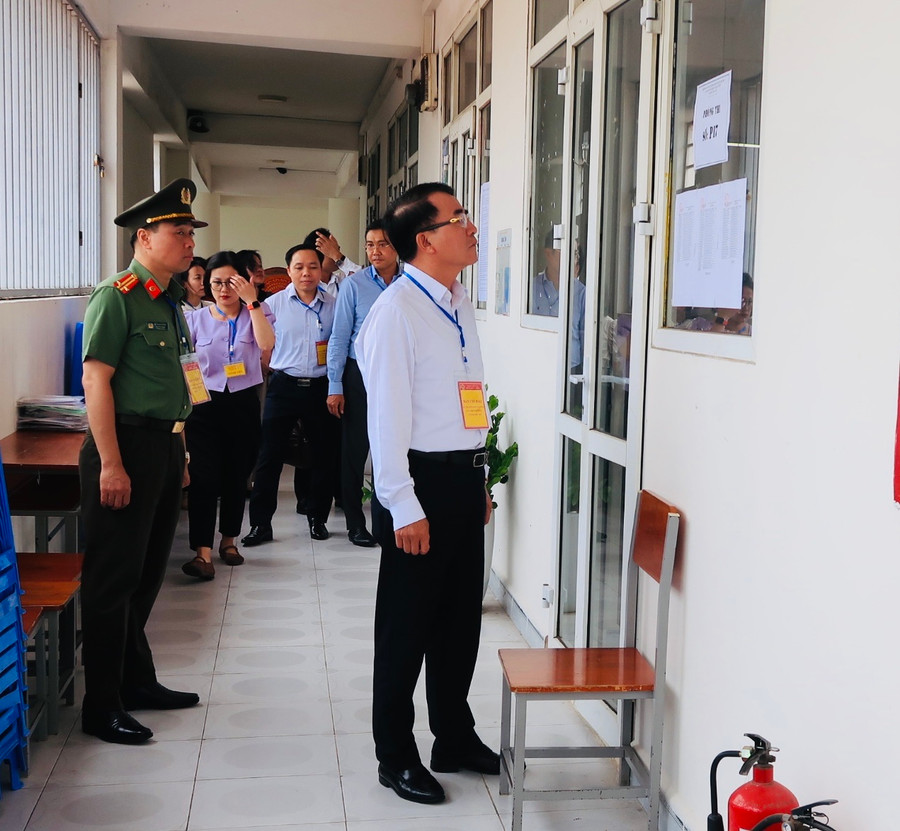 Lãnh đạo thành phố Hải Phòng kiểm tra công tác an ninh, an toàn tại phòng thi chiều 7/6. Lãnh đạo thành phố Hải Phòng kiểm tra công tác an ninh, an toàn tại phòng thi chiều 7/6.