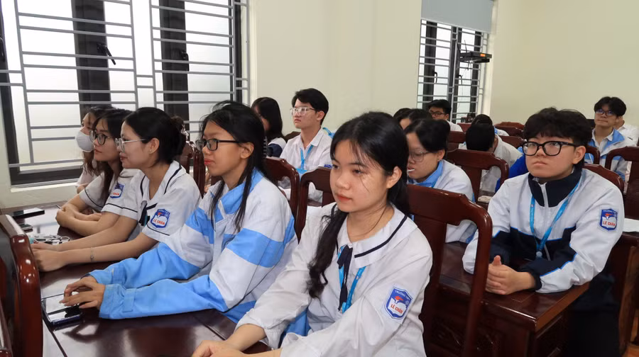 Hàng trăm học sinh Trường THPT Lê Chân được lắng nghe các chuyên gia chia sẻ kiến thức bổ ích về nguồn nhân lực, kinh nghiệm khởi nghiệp.