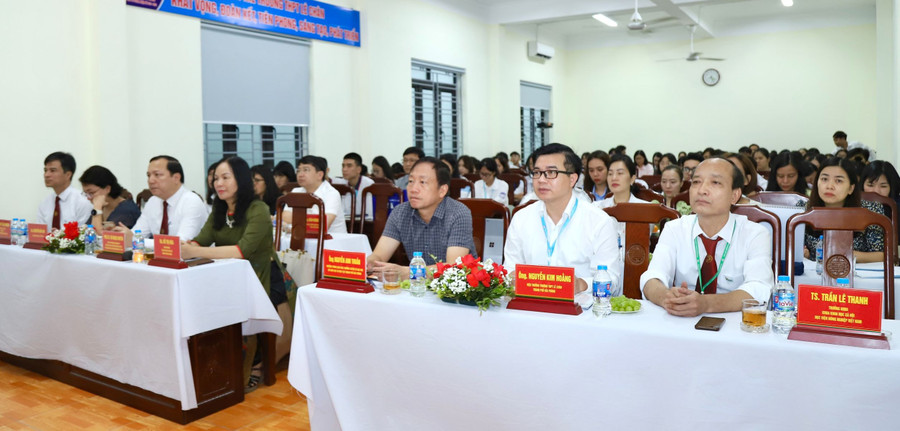 Cán bộ, giáo viên, học sinh tham gia Hội thảo.