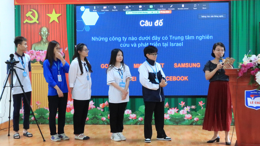 Học sinh giao lưu cùng chuyên gia tại chương trình.