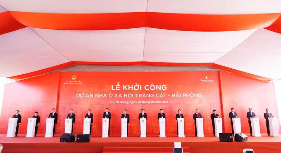 Các đại biểu nhấn nút khởi công dự án.