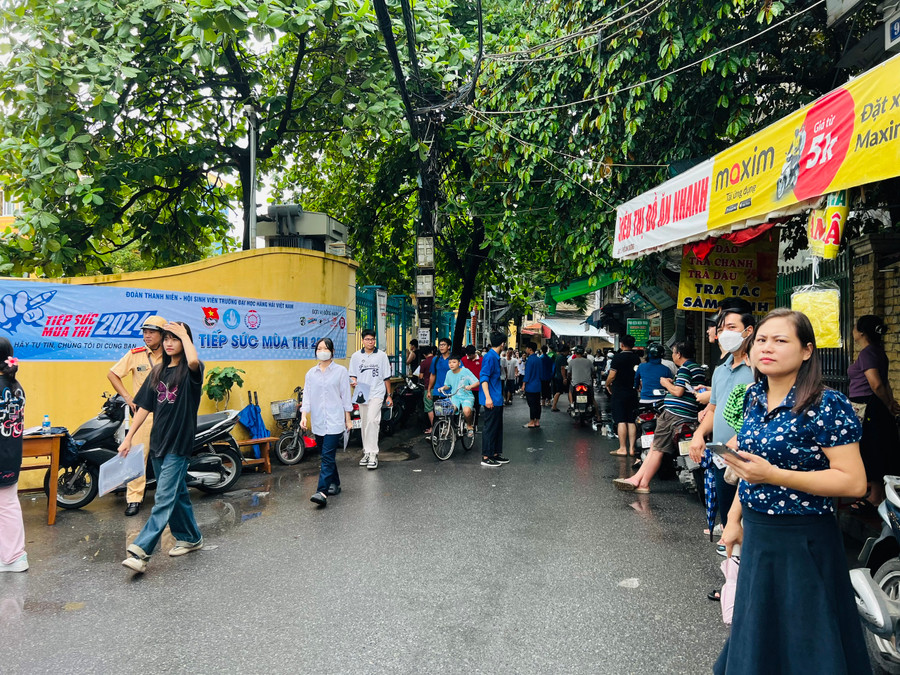 Thí sinh nhanh bước tới trường thi THPT Trần Nguyên Hãn. Thí sinh nhanh bước tới trường thi THPT Trần Nguyên Hãn.