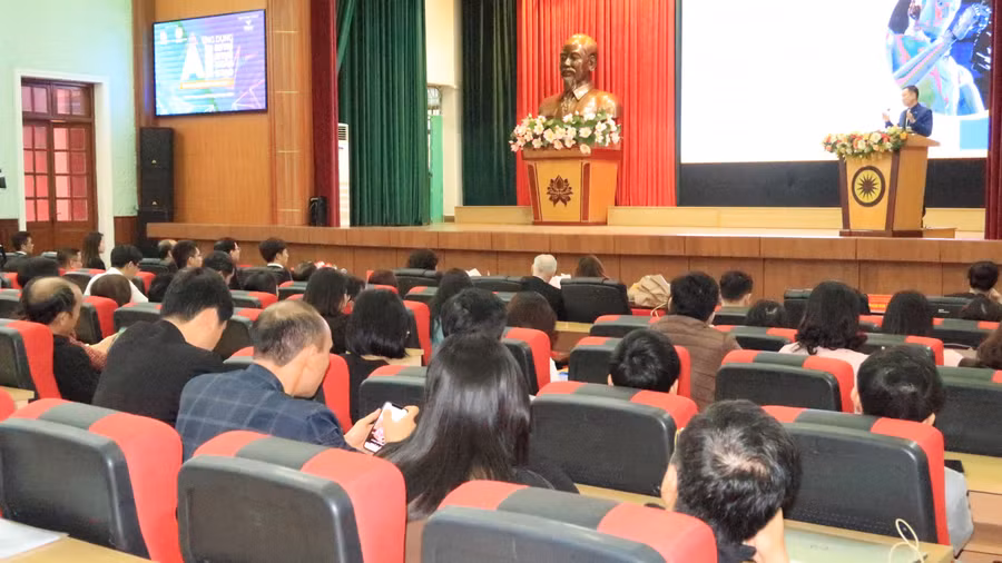 Diễn giả chia sẻ nội dung cuộc cách mạng trí tuệ nhân tạo và ứng dụng trí tuệ nhân tạo trong quản lý, điều hành.