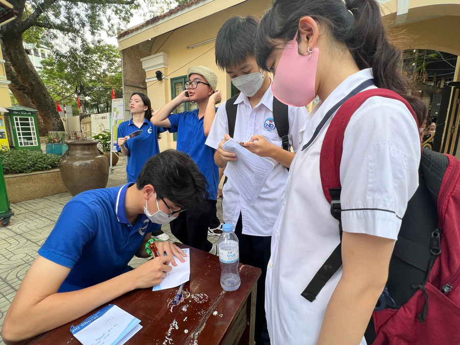 Việc tổ chức thêm kì thi khảo sát gây áp lực cho học sinh (ảnh minh hoạ).