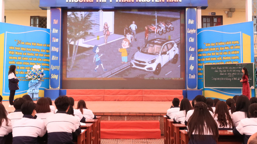 Đại diện nhóm học sinh báo cáo đề tài thực hiện.