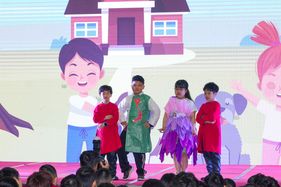 Màn biểu diễn trang phục tái chế của học sinh.