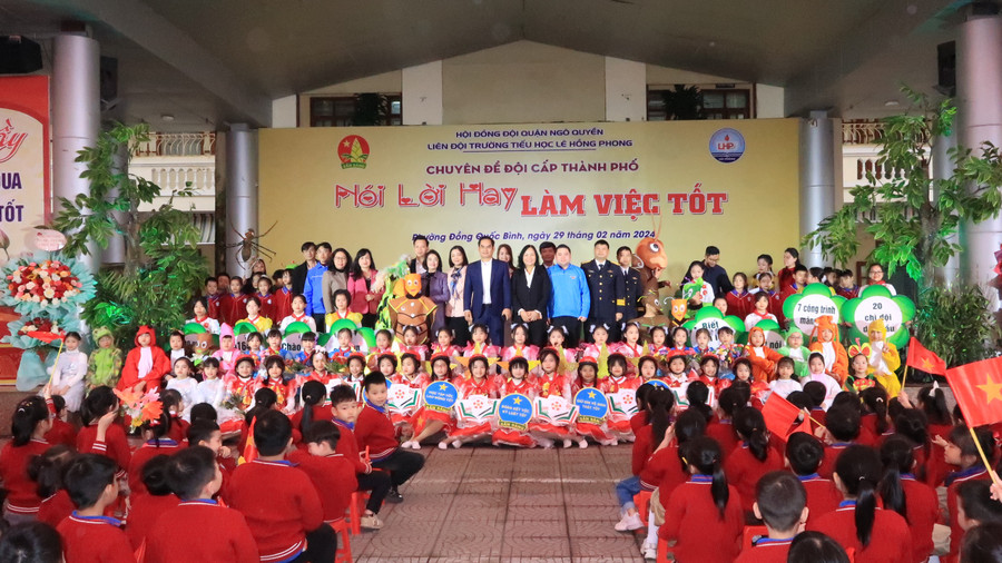 Lãnh đạo cấp, ngành chung vui cùng nhà trường.