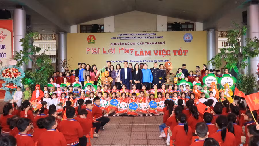 Lãnh đạo cấp, ngành chung vui cùng nhà trường.