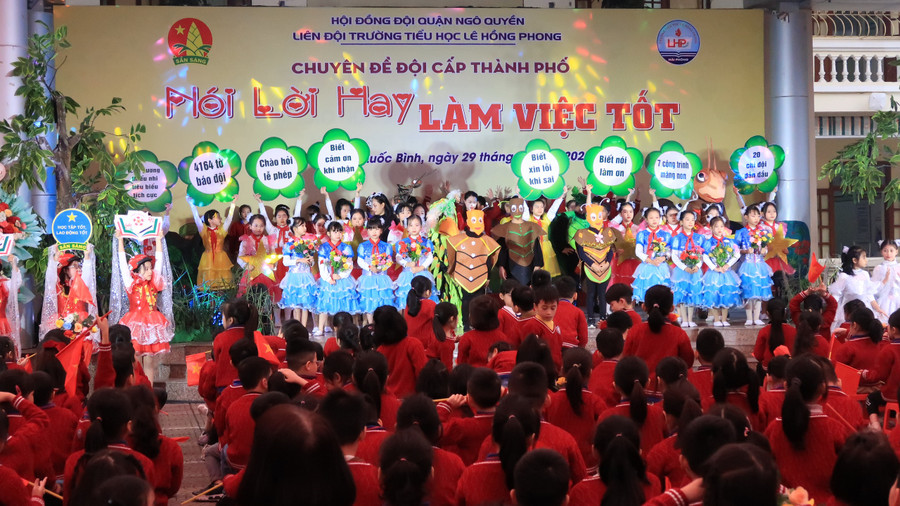 Học sinh Liên đội Tiểu học Lê Hồng Phong luôn cố gắng học tập và rèn luyện.