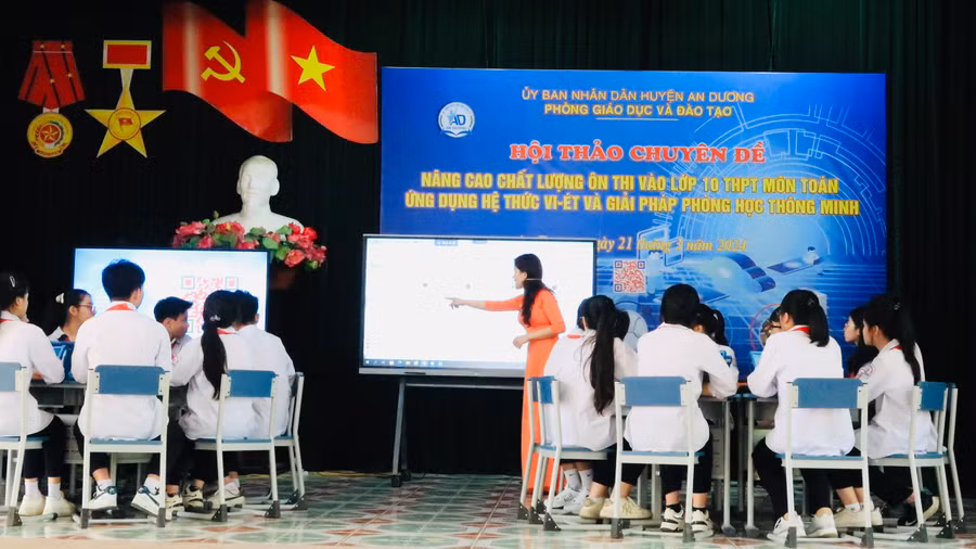 Tiết ôn tập nhẹ nhàng, hiệu quả nhờ ứng dụng thiết bị dạy học thông minh.