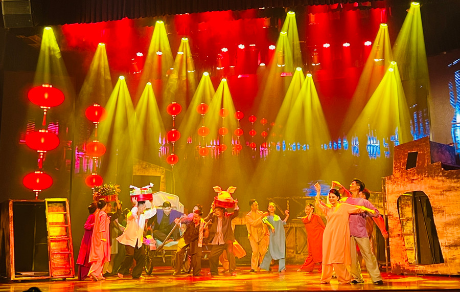 Với âm thanh, ánh sáng hiện đại cùng dàn nghệ sĩ chuyên nghiệp, Nhạc kịch "Bỉ vỏ" hứa hẹn mang đến những phút giây đầy xúc cảm cho khán giả. Với âm thanh, ánh sáng hiện đại cùng dàn nghệ sĩ chuyên nghiệp, Nhạc kịch "Bỉ vỏ" hứa hẹn mang đến những phút giây đầy xúc cảm cho khán giả.