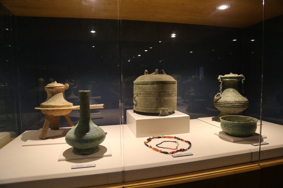 Hiện vật cổ quý giá gắn với lịch sử, văn hoá của vùng đất Hải Phòng xưa được bảo quản, trưng bày, giới thiệu tới du khách, nhân dân trong nước và quốc tế. Hiện vật cổ quý giá gắn với lịch sử, văn hoá của vùng đất Hải Phòng xưa được bảo quản, trưng bày, giới thiệu tới du khách, nhân dân trong nước và quốc tế.