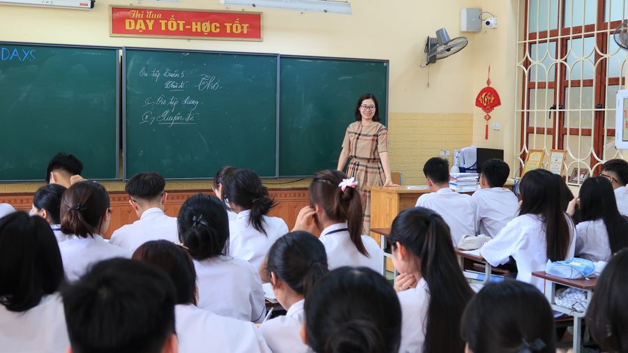 Cô trò Trường THPT An Dương trong đợt ôn thi tốt nghiệp lớp 12 năm 2024.