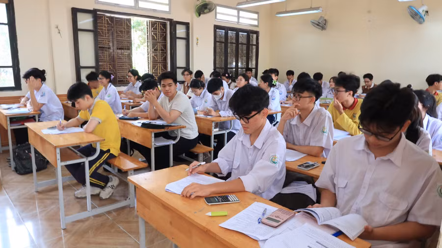 Học trò lớp 12 dồn lực "vượt vũ môn".