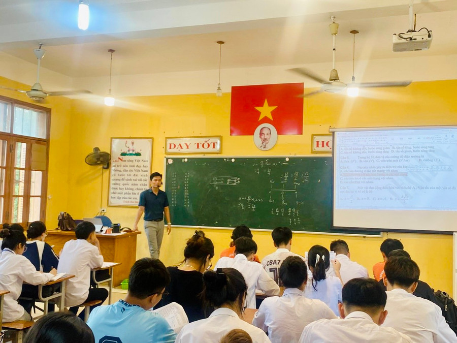 Năm 2025 là năm đầu tiên học sinh lớp 12 sẽ thi tốt nghiệp theo chương trình mới. Năm 2025 là năm đầu tiên học sinh lớp 12 sẽ thi tốt nghiệp theo chương trình mới.