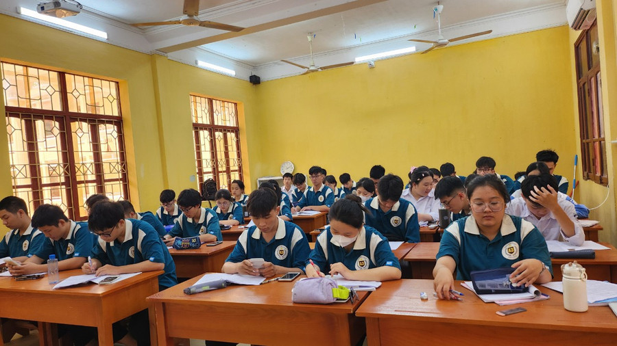 Học sinh lớp 12 năm học 2023-2024 đang bước vào giai đoạn nước rút ôn thi tốt nghiệp THPT. Học sinh lớp 12 năm học 2023-2024 đang bước vào giai đoạn nước rút ôn thi tốt nghiệp THPT.