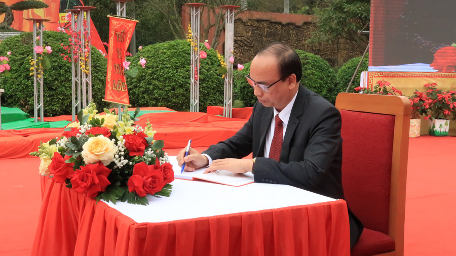 Ông Đỗ Văn Lợi- Phó Giám đốc Sở GD&amp;ĐT Hải Phòng ký khai bút đầu Xuân.