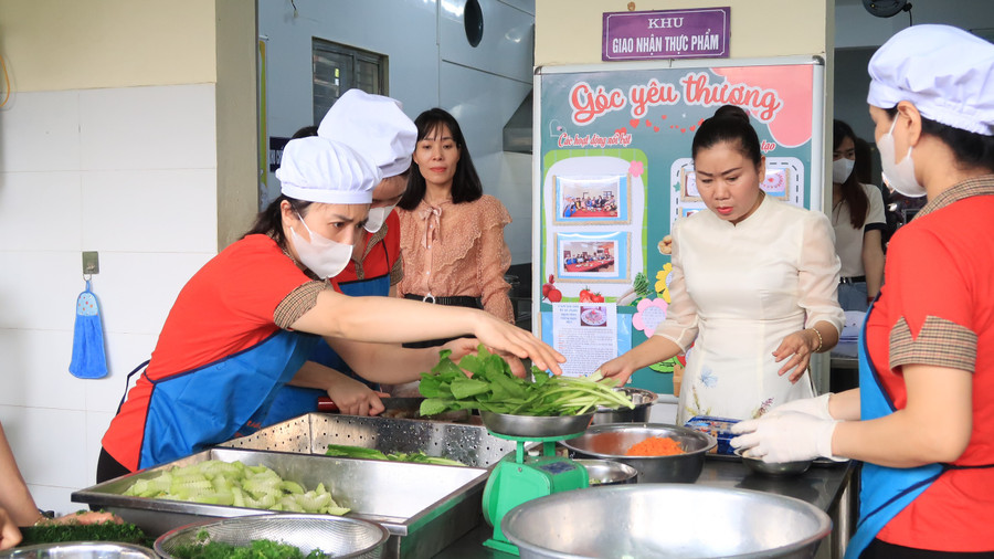 Đại biểu dự quá trình chuẩn bị bữa ăn cho trẻ tại Trường Mầm non An Đồng 2. Đại biểu dự quá trình chuẩn bị bữa ăn cho trẻ tại Trường Mầm non An Đồng 2.