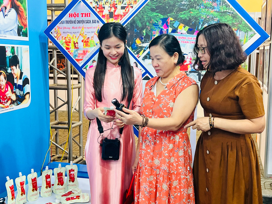 Người dân tham quan các gian triển lãm, giới thiệu văn hóa vùng miền.