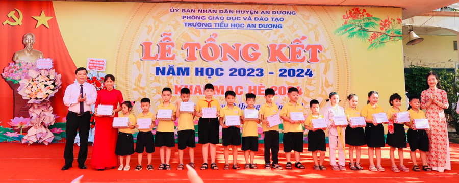 Lãnh đạo Phòng GD&ĐT tặng khen học sinh Trường Tiểu học An Dương. Lãnh đạo Phòng GD&ĐT tặng khen học sinh Trường Tiểu học An Dương.