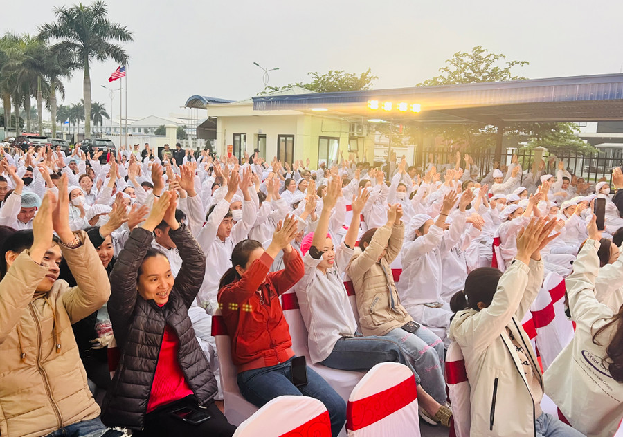 Hơn 700 công nhân Công ty Environstar hòa mình cùng chương trình nghệ thuật.