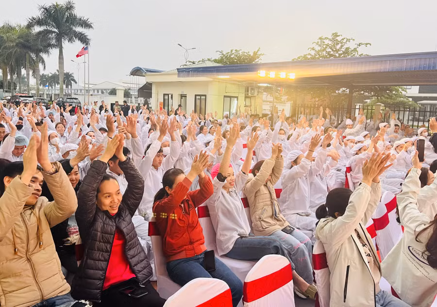 Hơn 700 công nhân Công ty Environstar hòa mình cùng chương trình nghệ thuật.