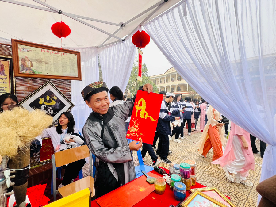 Học sinh được thưởng thức nhiều hoạt động văn hoá truyền thống nhân ngày Tết. Học sinh được thưởng thức nhiều hoạt động văn hoá truyền thống nhân ngày Tết.