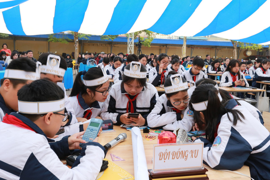 Học sinh thảo luận nhóm trong chuyên đề.